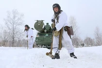 Xem lính Nga tháo mìn hộ tống tên lửa phòng không S-300V