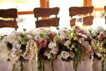 Làm đám cưới sang trọng, cặp đôi sốc khi chỉ 5 khách đến 