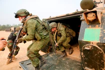 Lạ lẫm quân đội Nga tập trận với xe thiết giáp Mỹ