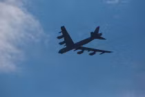 Bi hài "pháo đài bay" B-52 đánh rơi...động cơ khi đang bay