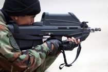 Đo công lực súng trường tiến công hầm hố nhất thế giới