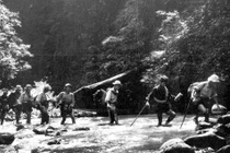 Người chiến sĩ gùi hàng với quãng đường bằng một vòng Trái Đất