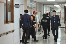 Nam sinh đặc biệt vô cớ đâm hiệu trưởng 