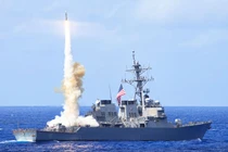 Dùng tên lửa phòng không SM-6...diệt hạm, Mỹ có tâm thần?
