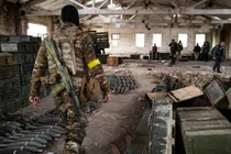 Chiến sự ác liệt ở Marinka, lính Ukraine tử thủ trong một ngân hàng