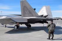 Kinh ngạc kẻ thù tấn công siêu cơ F-22 ngay tại căn cứ