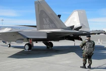 Kinh ngạc kẻ thù tấn công siêu cơ F-22 ngay tại căn cứ