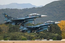 Nhật Bản sửa chữa tiêm kích F-2B bị sóng thần phá hủy