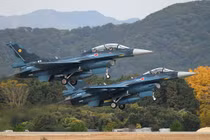 Nhật Bản sửa chữa tiêm kích F-2B bị sóng thần phá hủy