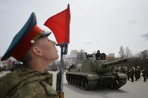 Kỳ diệu dàn vũ khí “khủng” CTTG 2 duyệt binh ngoài Moscow