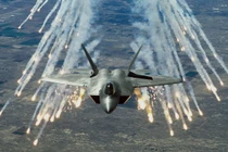 Huy động một đàn F-22 Raptor, Mỹ rằn mặt cùng lúc cả Nga, Trung