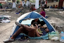 Biên giới Mỹ-Mexico “vỡ trận”, hàng ngàn người di cư tiến tới biên giới