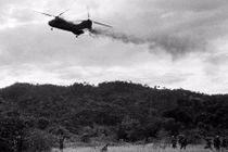 Loạt ảnh hiếm máy bay Mỹ "rụng như sung" ở Việt Nam