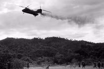 Loạt ảnh hiếm máy bay Mỹ "rụng như sung" ở Việt Nam