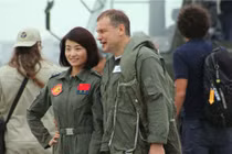 Nữ phi công J-10 Trung Quốc thu hút đám đông