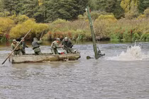 Làm sao để cứu xe tăng T-72 “chết đuối” dưới sông?