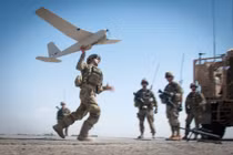 Mỹ sản xuất drone phóng bằng tay hỗ trợ Ukraine