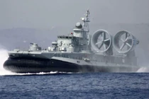 Trung Quốc sẽ đóng 20 siêu tàu đổ bộ đệm khí Zubr?