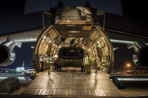 Cận cảnh máy bay vận tải An-124 Ukraine “nuốt” trực thăng Anh