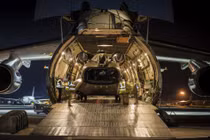 Cận cảnh máy bay vận tải An-124 Ukraine “nuốt” trực thăng Anh