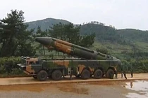 Tên lửa đạn đạo DF-21C Trung Quốc lần đầu lộ mặt