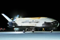 Tàu vũ trụ X-37B bí mật hạ cánh, Mỹ đang toan tính điều gì?
