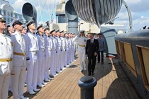 Chùm ảnh ông Putin bất ngờ thăm tuần dương hạm Rạng Đông