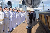 Chùm ảnh ông Putin bất ngờ thăm tuần dương hạm Rạng Đông