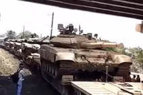 Nóng: Ấn Độ kéo dàn tăng T-90 lên biên giới... Trung Quốc coi chừng