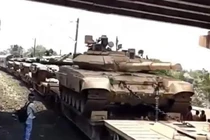 Nóng: Ấn Độ kéo dàn tăng T-90 lên biên giới... Trung Quốc coi chừng