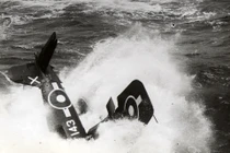 Rợn gáy cảnh máy bay Nhật Bản tấn công cảm tử