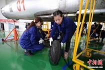 Lộ ảnh Trung Quốc đào tạo “bóng hồng” sửa chiến đấu cơ