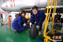 Lộ ảnh Trung Quốc đào tạo “bóng hồng” sửa chiến đấu cơ