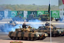 Vũ khí Trung Quốc “đổ bộ” duyệt binh Pakistan