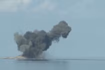 Ảnh oai hùng Su-30MK2 bắn rocket, ném bom trên biển