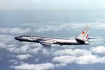 Bay sát tàu chiến Mỹ, máy bay Liên Xô gặp nạn thảm khốc