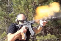 Soi mặt khẩu súng “con lai” hoàn hảo của AK-47 và M16