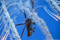 Đẹp mê hồn trực thăng Nga bắn rocket, múa trên không
