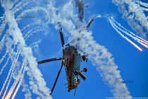 Đẹp mê hồn trực thăng Nga bắn rocket, múa trên không