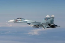 Ảnh căng thẳng tiêm kích Typhoon Anh đánh chặn Su-27 Nga