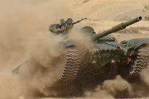 Tỏ tường 100 xe tăng T-72 áp sát biên giới Trung Quốc