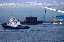 Lai dắt thành công tàu ngầm Đà Nẵng vào cảng Cam Ranh