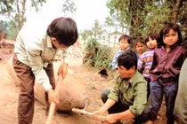 Kinh hoàng cảnh dân Việt “cưa bom” đùa với tử thần