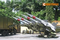 Sĩ quan nước ngoài mãn nhãn tên lửa S-125 Việt Nam