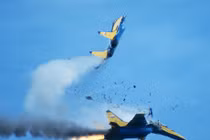 Khoảnh khắc kinh hoàng máy bay quân sự gặp nạn