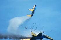 Khoảnh khắc kinh hoàng máy bay quân sự gặp nạn