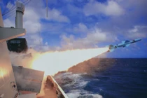 Trung Quốc tung ảnh tàu chiến bắn tên lửa “dọa” Nhật Bản