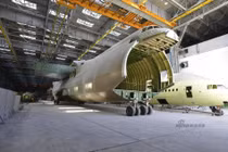 Cận cảnh siêu vận tải cơ An-225 thứ 2 trên thế giới