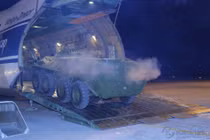 Siêu cơ An-124 Nga chở “taxi” BTR-70M cho ai? 