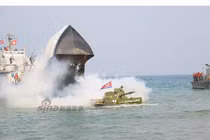 “Chết sặc” với tàu đổ bộ “há mồm” của Triều Tiên